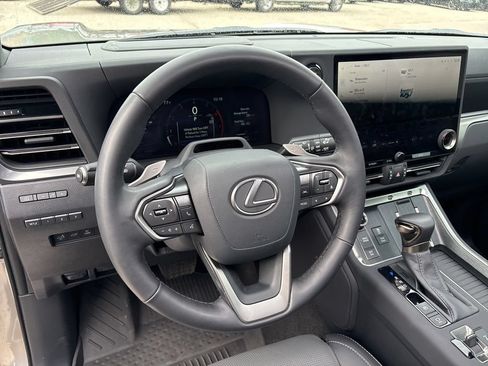 Used 2024 Lexus GX 550 w/ Accessory Package (Z1) AWD/4WD image 15
