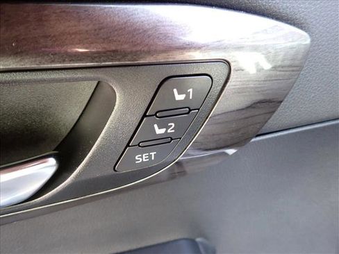 Used 2021 Toyota Highlander Limited image 18