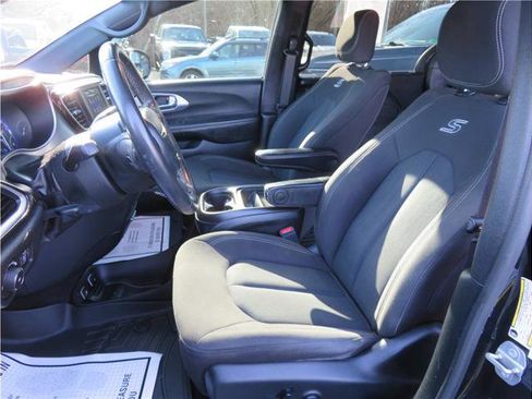 Used 2020 Chrysler Pacifica Touring w/ S Appearance Package image 3