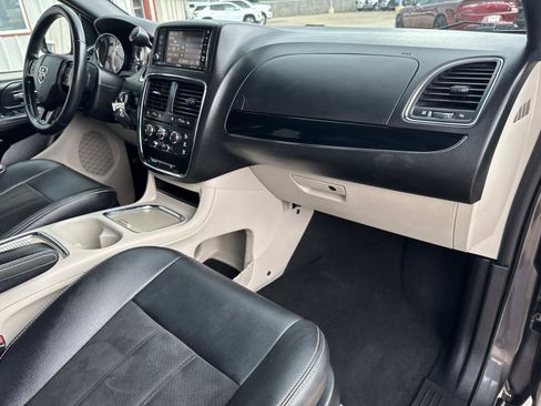 Used 2019 Dodge Grand Caravan SXT FWD image 14