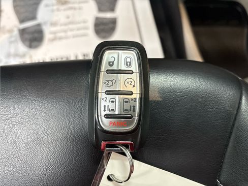 Used 2023 Chrysler Pacifica Touring-L image 29