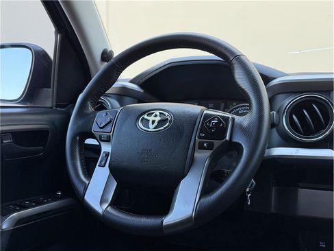 Used 2017 Toyota Tacoma SR5 w/ Tow Package RWD image 9