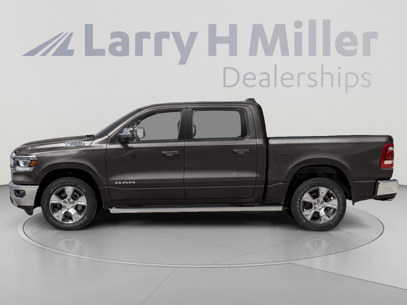 Used 2023 RAM 1500 Laramie AWD/4WD image 3