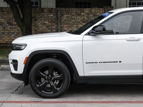 Used 2023 Jeep Grand Cherokee Altitude AWD/4WD image 21