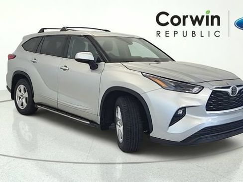 Used 2022 Toyota Highlander LE FWD image 8