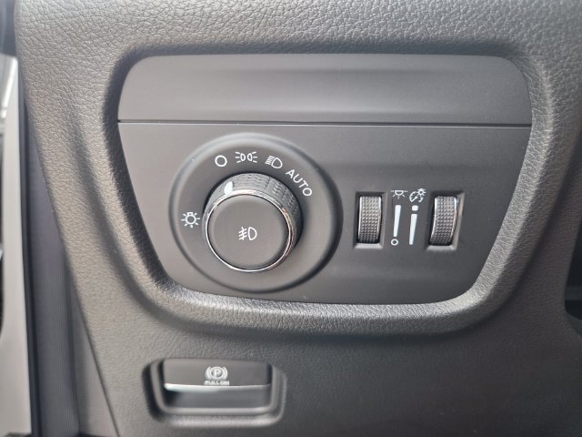 New 2026 Jeep Grand Cherokee Limited w/ Luxury Tech Group II RWD image 23
