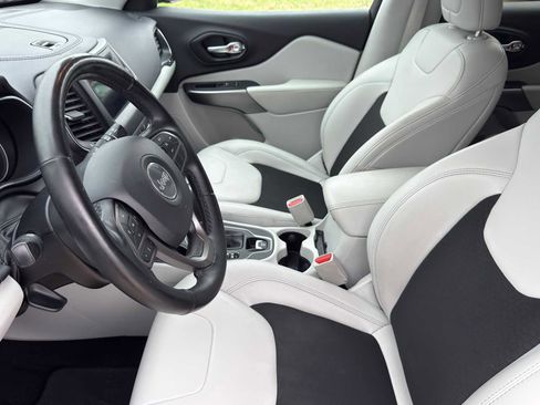 Used 2021 Jeep Cherokee Latitude Plus image 13