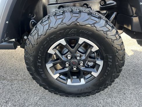Used 2025 Jeep Wrangler Unlimited Rubicon AWD/4WD image 9