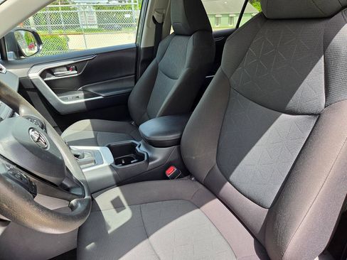 Used 2025 Toyota RAV4 XLE FWD image 15