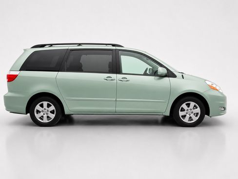Used 2009 Toyota Sienna XLE FWD image 3