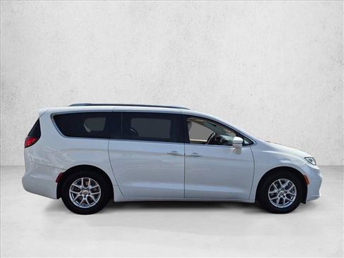 Used 2021 Chrysler Pacifica Touring-L FWD image 3