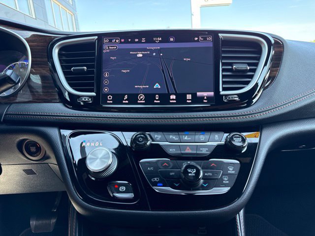 Used 2022 Chrysler Pacifica Pinnacle FWD image 16