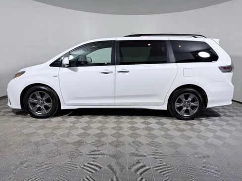 Used 2019 Toyota Sienna SE w/ SE Preferred Package AWD/4WD image 3