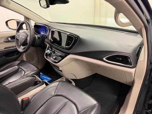Used 2023 Chrysler Pacifica Touring-L FWD image 12