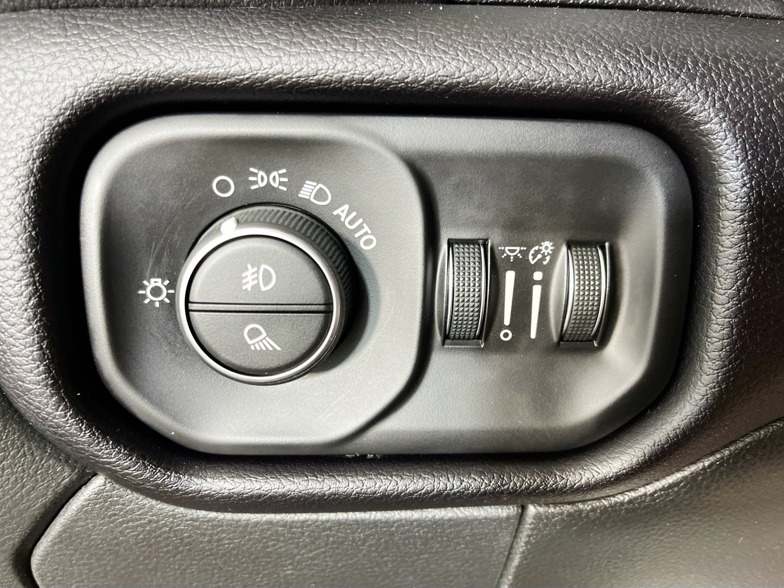 Used 2022 RAM 3500 Laramie AWD/4WD image 12