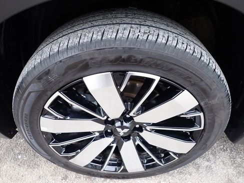 Used 2025 Mitsubishi Outlander SE image 12