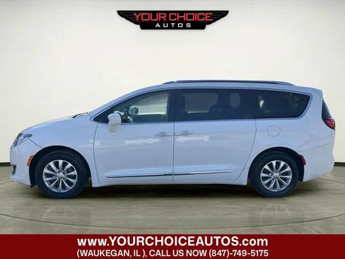 Used 2018 Chrysler Pacifica Touring-L FWD image 2