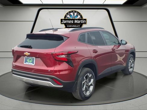 Used 2025 Chevrolet Trax LT w/ LT Convenience Package FWD image 4