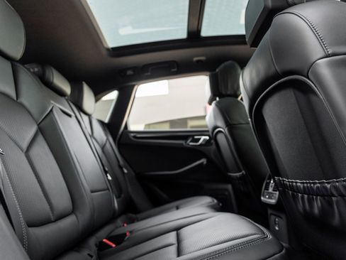 Certified 2026 Porsche Macan AWD/4WD image 32