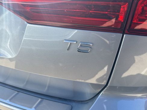 Used 2018 Volvo XC60 T5 Momentum w/ Convenience Package image 4