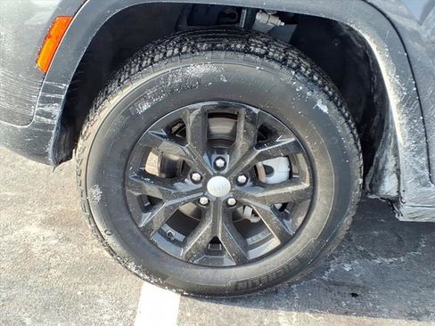 Used 2022 Jeep Grand Cherokee Limited image 30