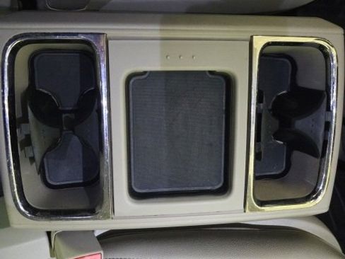 Used 2015 Chrysler Town & Country Touring image 44