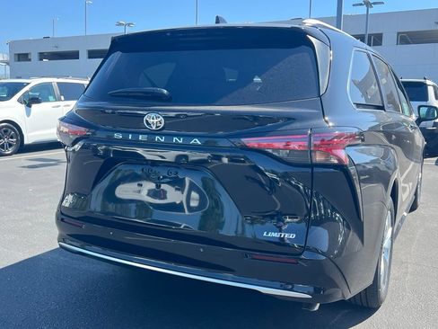 Used 2026 Toyota Sienna Limited FWD image 9