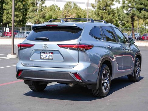 Used 2023 Toyota Highlander XLE FWD image 7