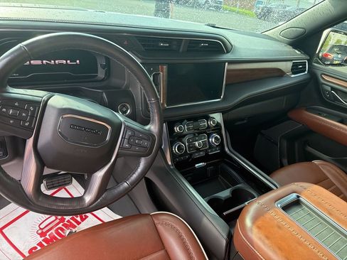 Used 2023 GMC Yukon Denali Ultimate AWD/4WD image 4