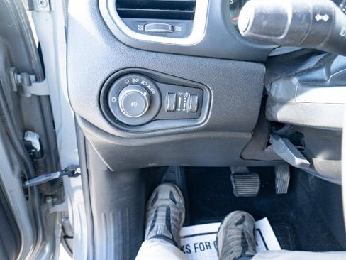 Used 2020 Jeep Renegade Latitude w/ UConnect 8.4 Nav Group image 23