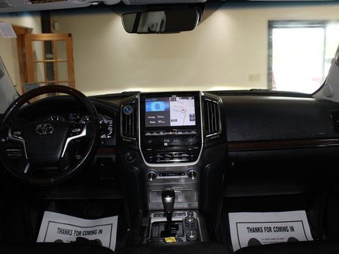 Used 2016 Toyota Land Cruiser image 16