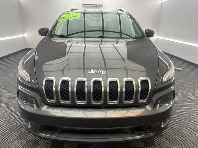 Used 2017 Jeep Cherokee Latitude w/ Comfort/Convenience Group AWD/4WD image 2