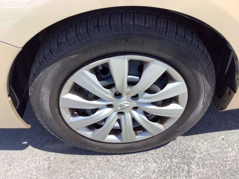 Used 2013 Toyota Corolla LE FWD image 21