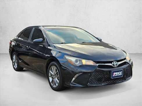 Used 2017 Toyota Camry SE image 3