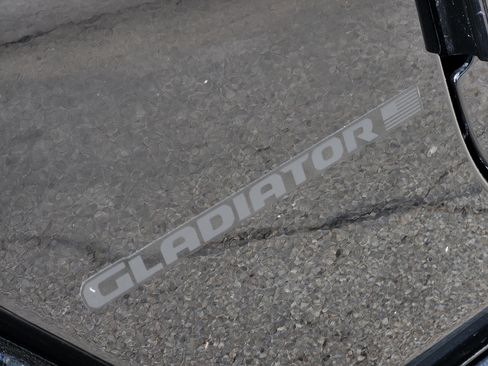 Used 2025 Jeep Gladiator Rubicon AWD/4WD image 12