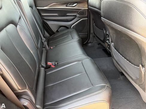 Certified 2023 Jeep Grand Cherokee Limited w/ Black Appearance Package AWD/4WD image 15