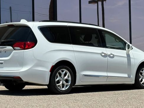 Used 2017 Chrysler Pacifica Touring-L w/ Tire & Wheel Group FWD image 12