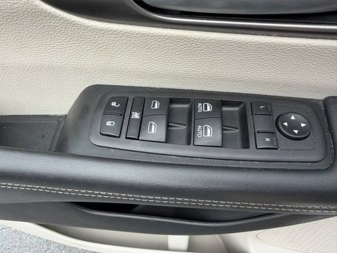 Used 2024 Chrysler Pacifica Touring-L FWD image 13