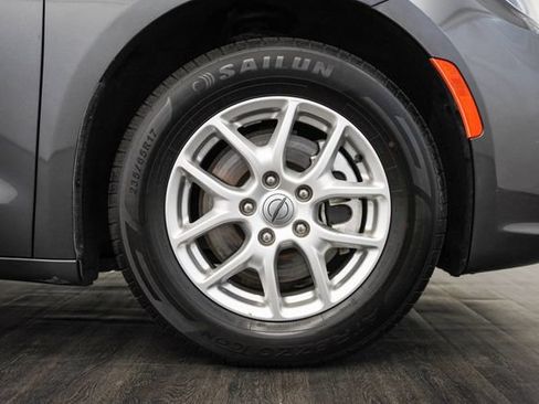 Used 2023 Chrysler Pacifica Touring-L FWD image 43