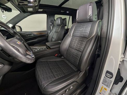 Used 2023 Cadillac Escalade Sport Platinum w/ LPO, ONYX Package AWD/4WD image 5