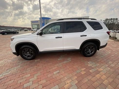 Certified 2025 Honda Pilot TrailSport image 30