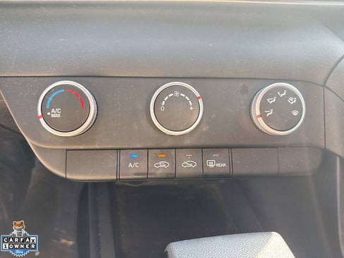 Used 2024 Hyundai Elantra SE FWD image 17