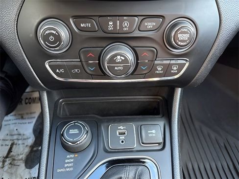 Used 2022 Jeep Cherokee Limited w/ Mopar Interior Package image 17