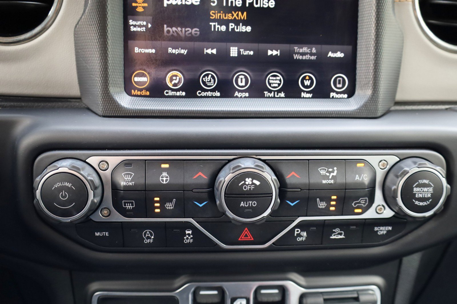 Used 2021 Jeep Wrangler Unlimited Sahara AWD/4WD image 19