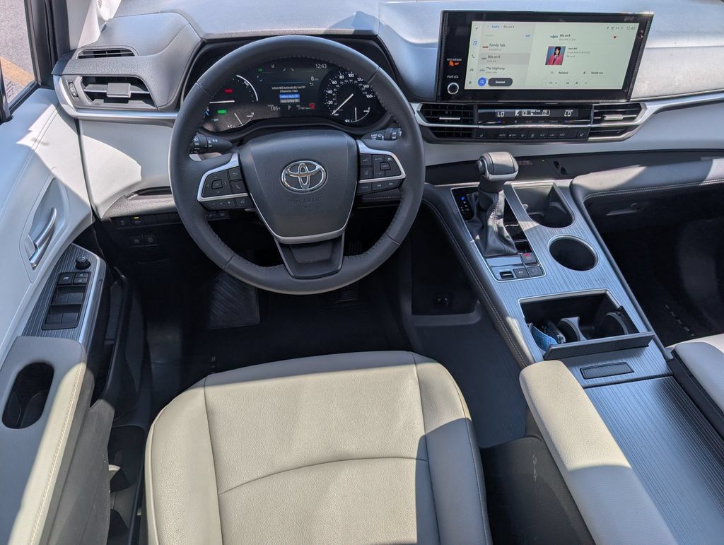 Used 2025 Toyota Sienna XLE w/ XLE Plus Package FWD image 28