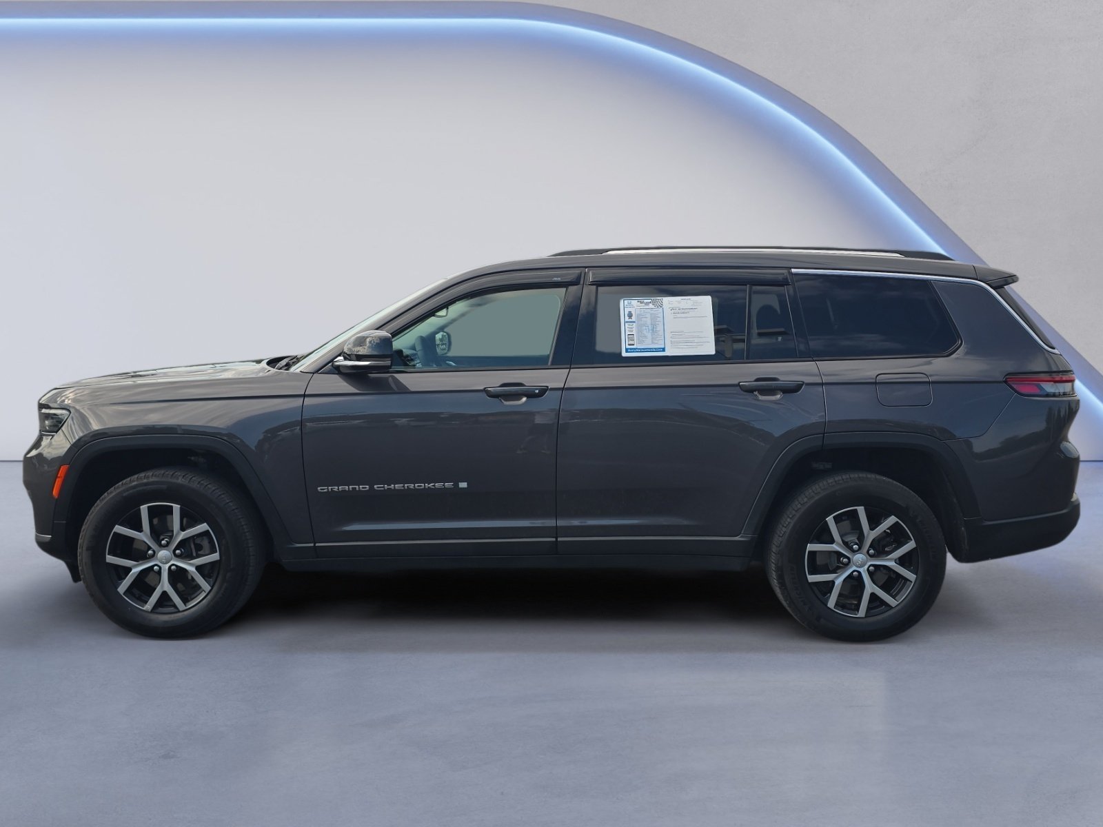 Used 2024 Jeep Grand Cherokee L Limited AWD/4WD image 2