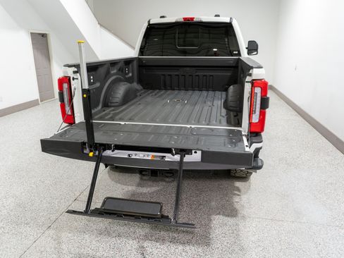 Used 2025 Ford F250 Platinum w/ Platinum Plus Package image 11