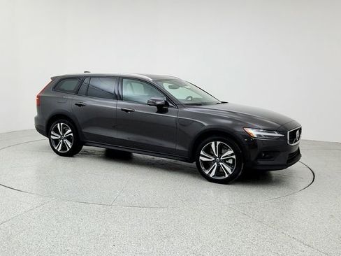 Certified 2025 Volvo V60 B5 Cross Country Plus image 3