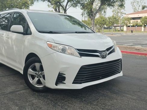 Used 2018 Toyota Sienna LE FWD image 1