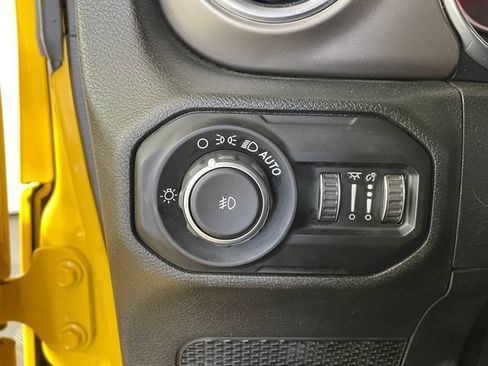 Used 2019 Jeep Wrangler Rubicon w/ Cold Weather Group AWD/4WD image 14
